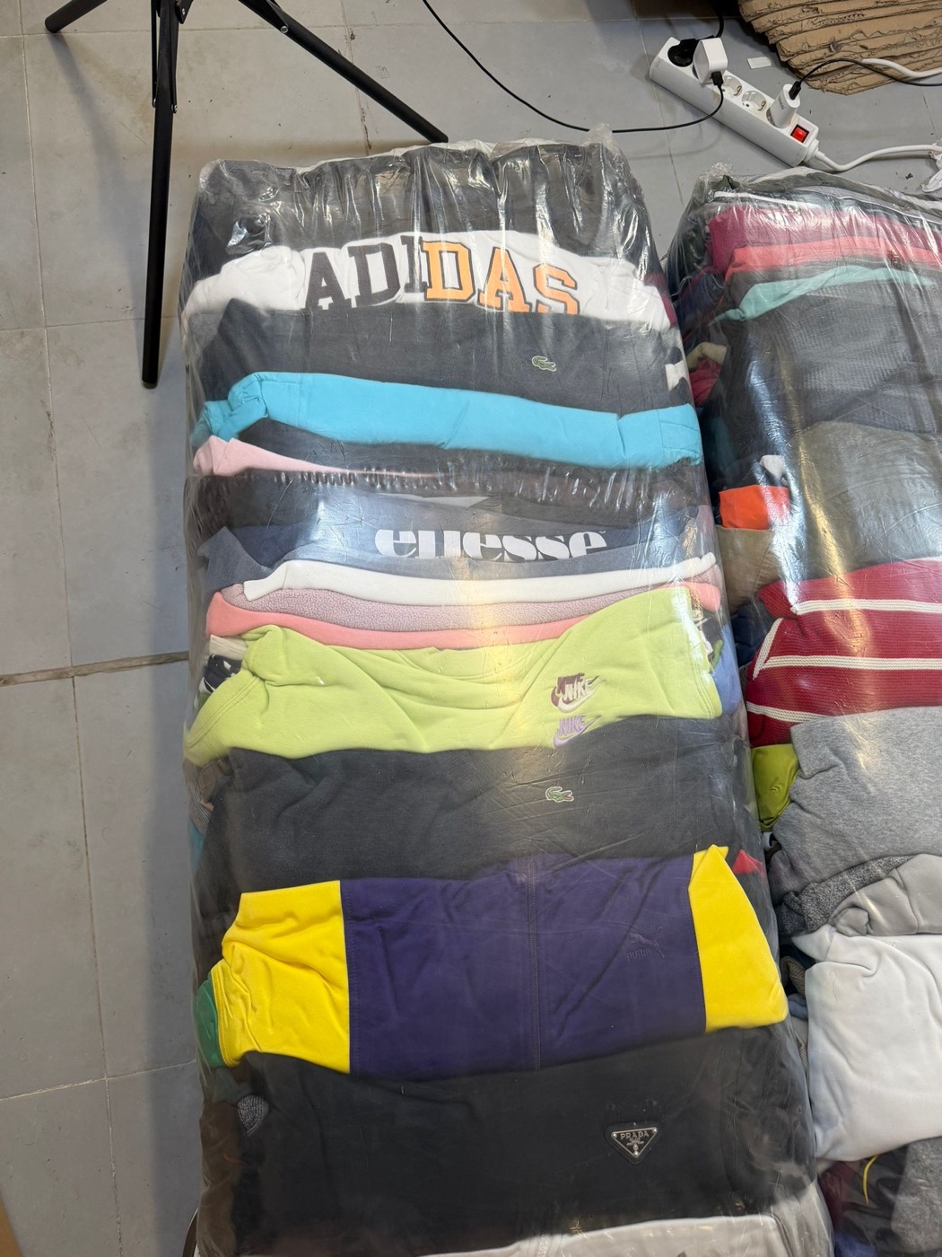 Fardo de ropa vintage clasificado por marcas